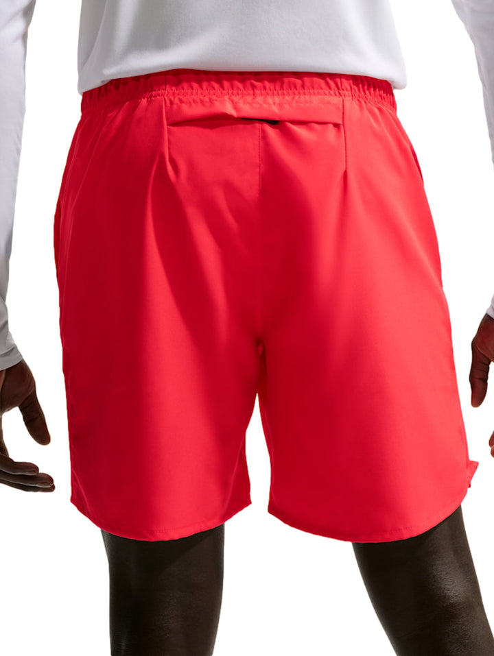 Shorts deportivos Nike en color rojo brillante con logotipo plateado en la pierna izquierda.
