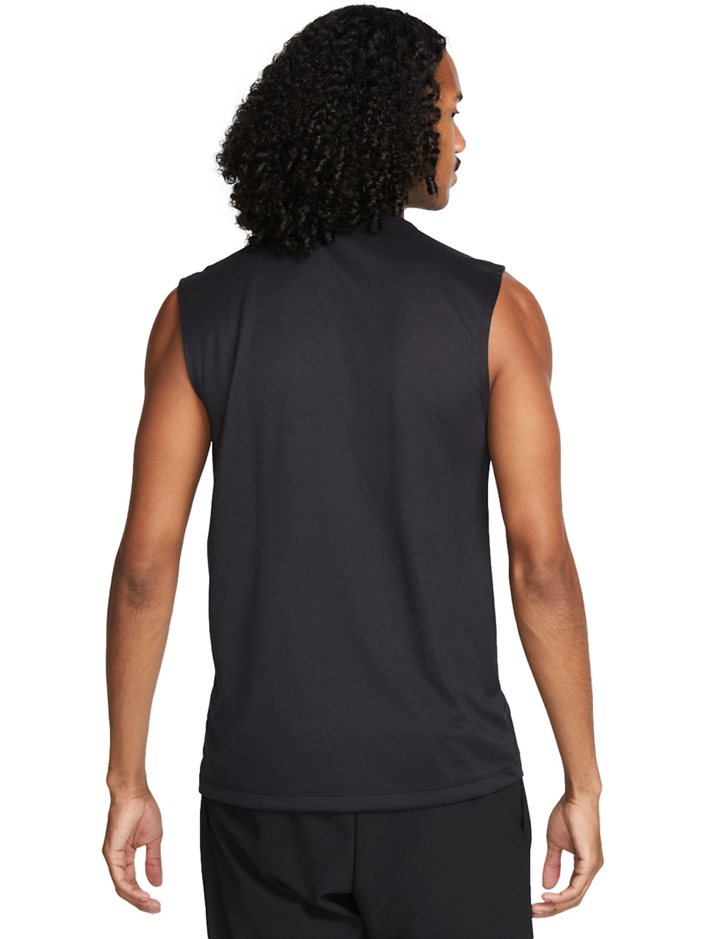 Hombre vistiendo una camiseta deportiva sin mangas de color negro con logotipo de Nike en color plata.