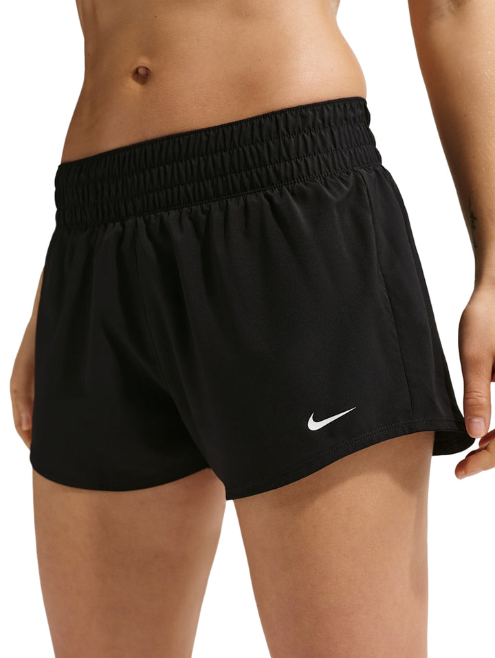 Shorts deportivos Nike de color negro con logotipo blanco en la pierna izquierda.