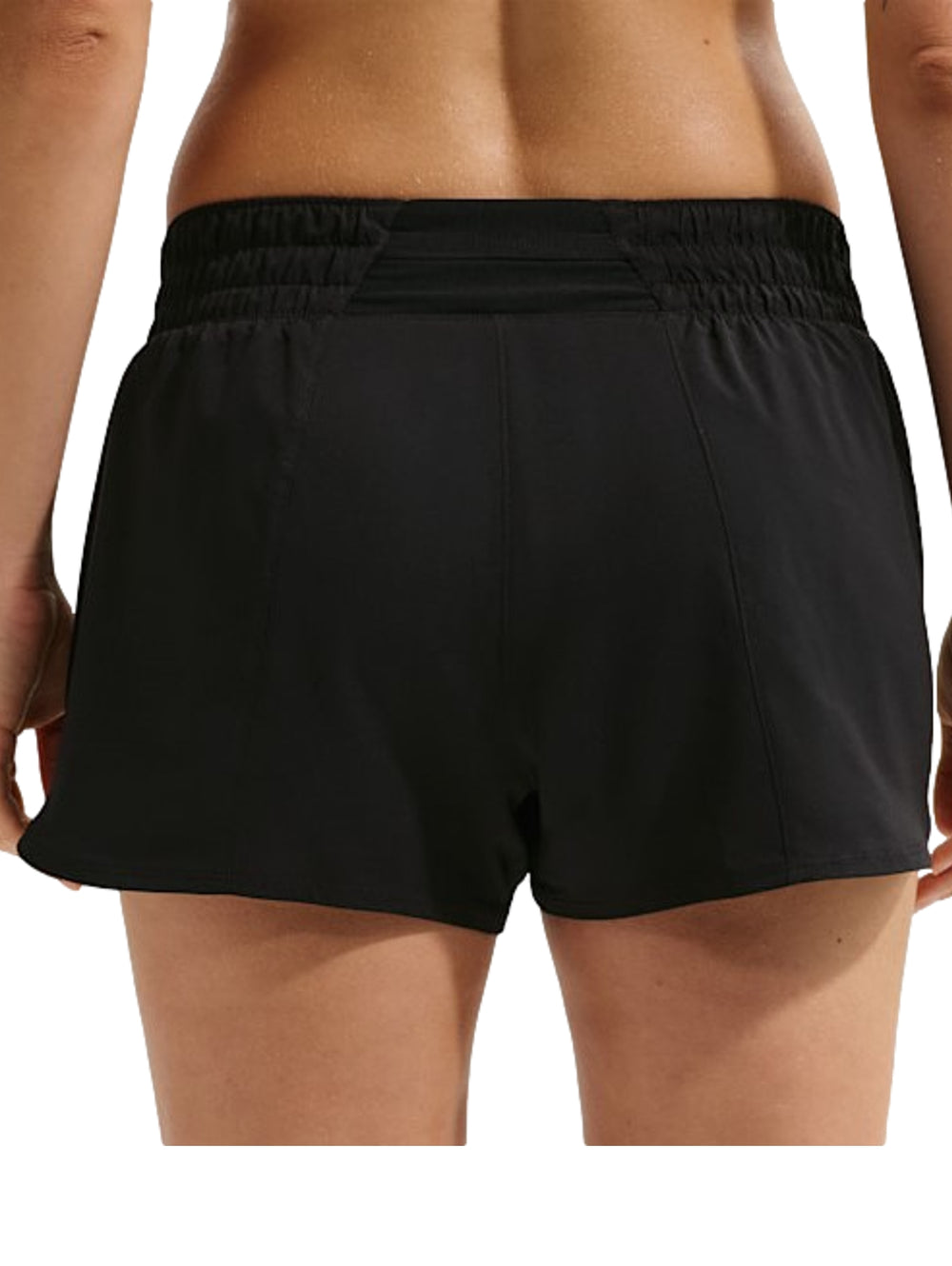 Shorts deportivos Nike de color negro con logotipo blanco en la pierna izquierda.