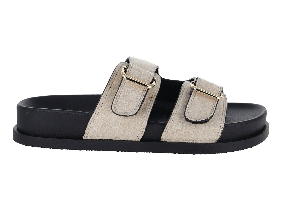 Sandalias ROZE color off white con suela negra gruesa y hebillas doradas.