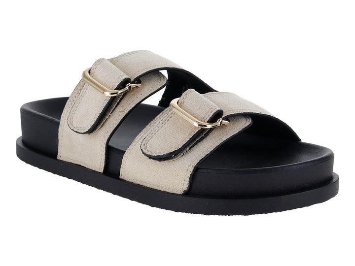 Sandalias ROZE color off white con suela negra gruesa y hebillas doradas.