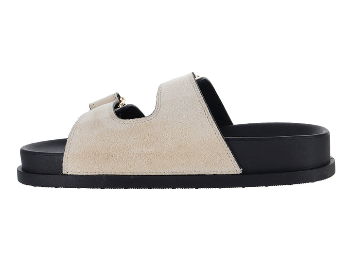 Sandalias ROZE color off white con suela negra gruesa y hebillas doradas.