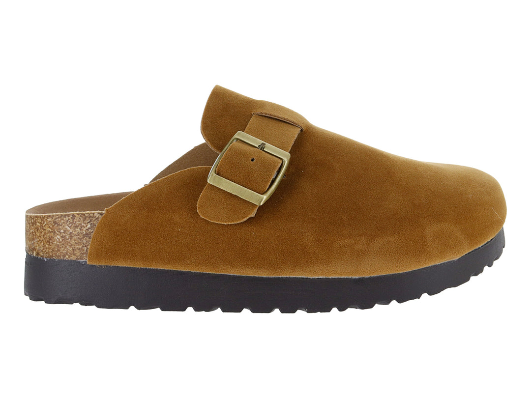 Zuecos color camel de gamuza con hebilla dorada y suela negra para mujer.