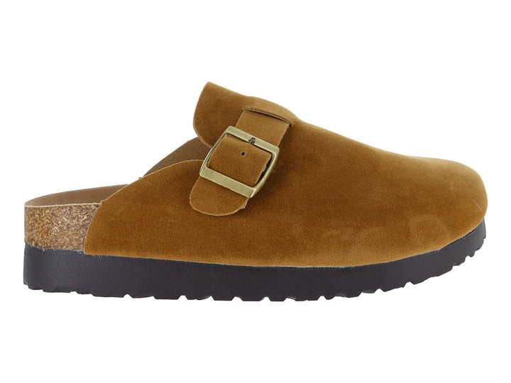 Zuecos color camel de gamuza con hebilla dorada y suela negra para mujer.