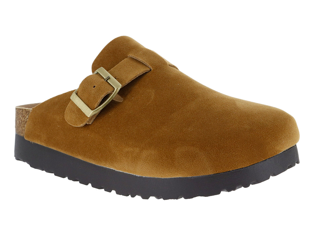 Zuecos color camel de gamuza con hebilla dorada y suela negra para mujer.