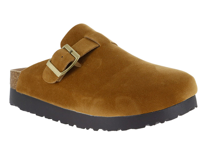 Zuecos color camel de gamuza con hebilla dorada y suela negra para mujer.