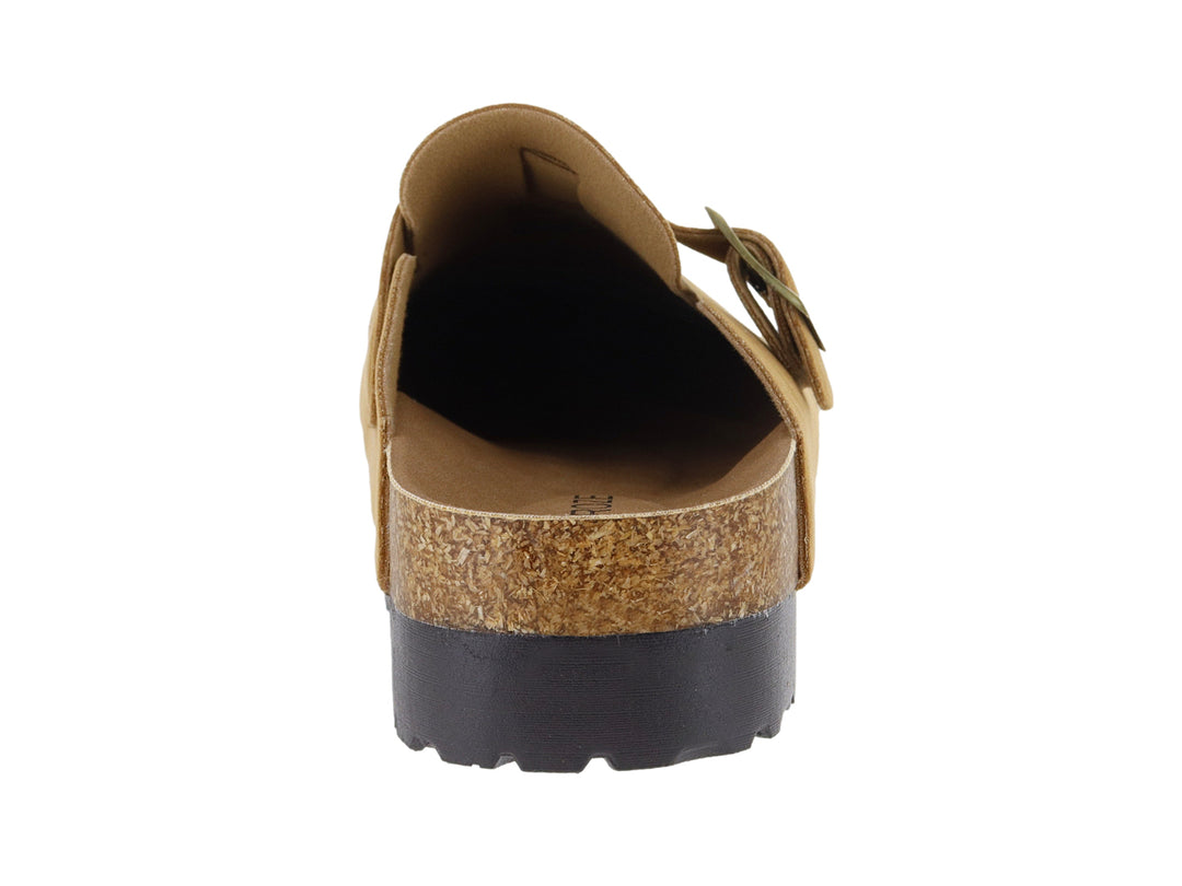 Zuecos color camel de gamuza con hebilla dorada y suela negra para mujer.