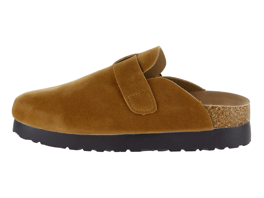 Zuecos color camel de gamuza con hebilla dorada y suela negra para mujer.