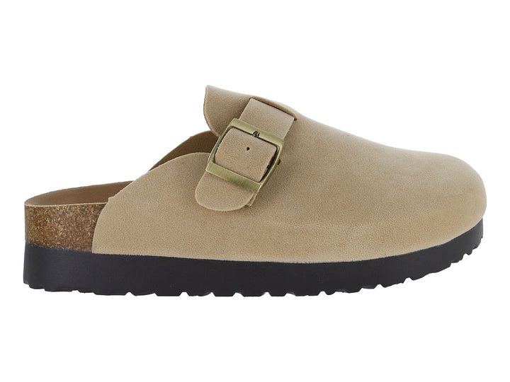 Zuecos beige con hebilla dorada, detalle de corcho en el talón y suela negra.