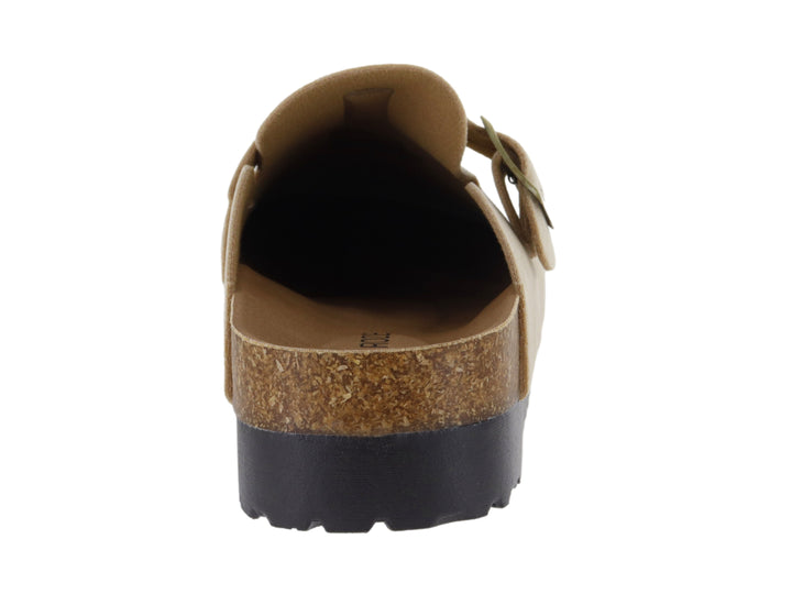 Zuecos beige con hebilla dorada, detalle de corcho en el talón y suela negra.