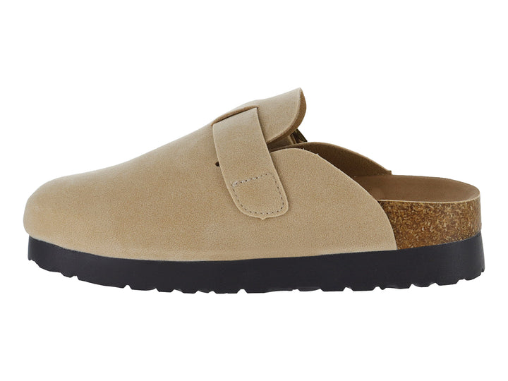 Zuecos beige con hebilla dorada, detalle de corcho en el talón y suela negra.