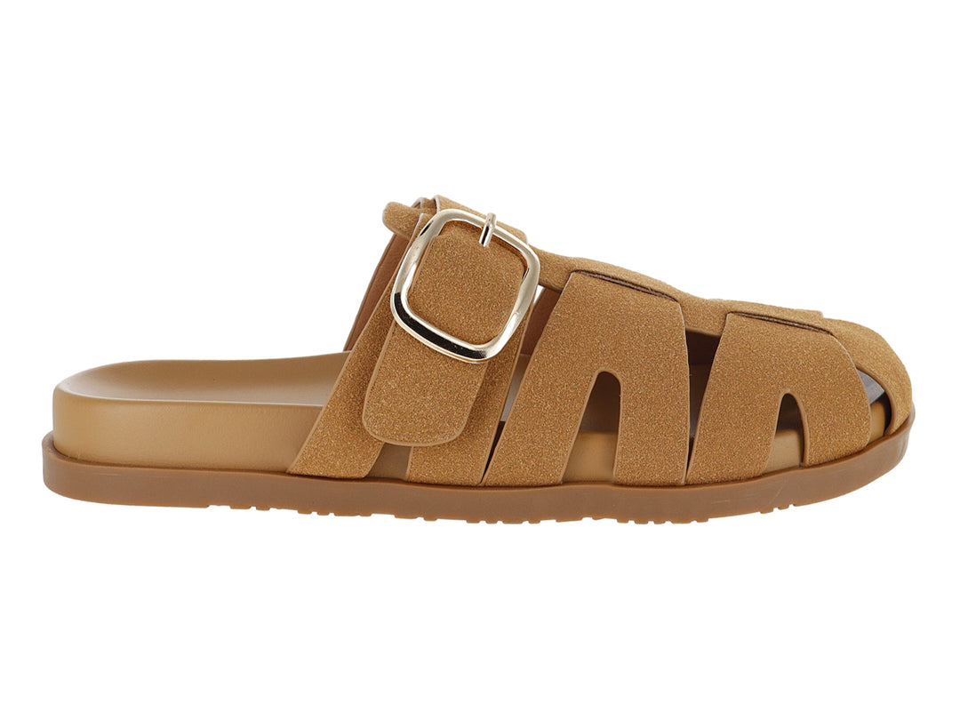 Sandalia color camel para mujer con hebilla dorada y diseño de tiras.