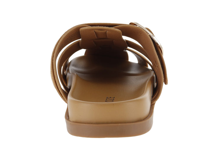 Sandalia color camel para mujer con hebilla dorada y diseño de tiras.
