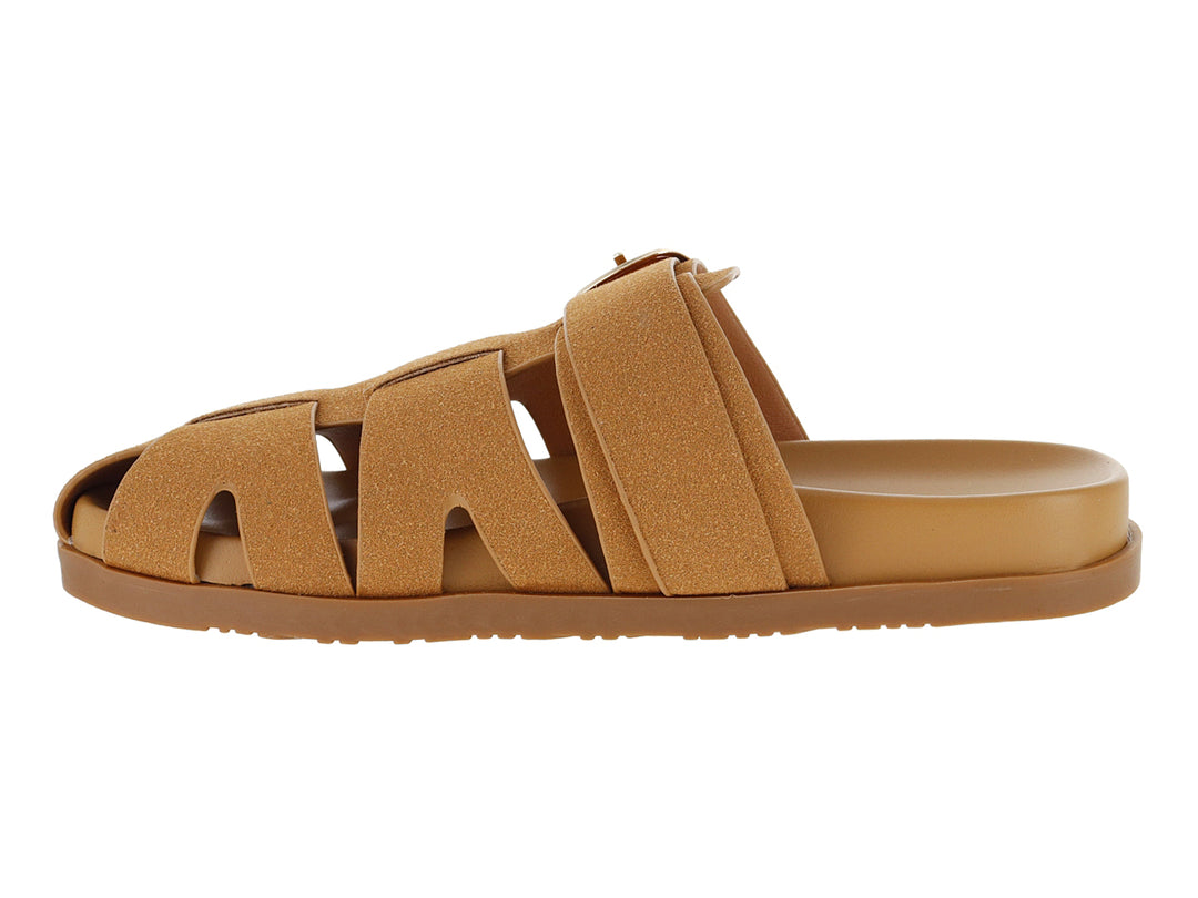 Sandalia color camel para mujer con hebilla dorada y diseño de tiras.