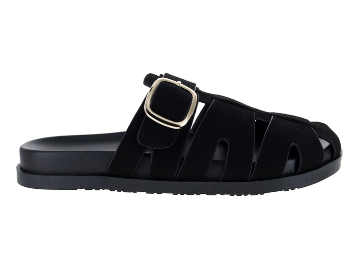 Sandalia plana color negro con hebilla dorada para mujer.