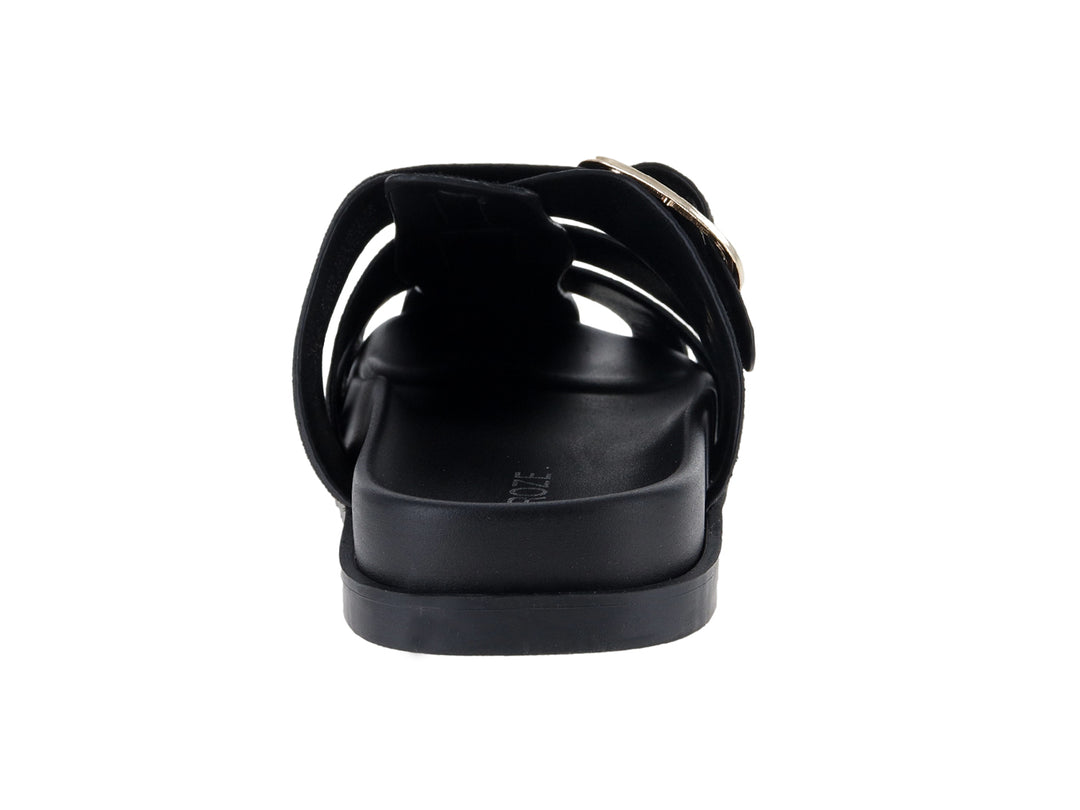 Sandalia plana color negro con hebilla dorada para mujer.
