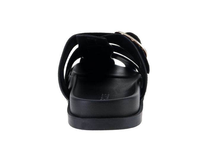Sandalia plana color negro con hebilla dorada para mujer.