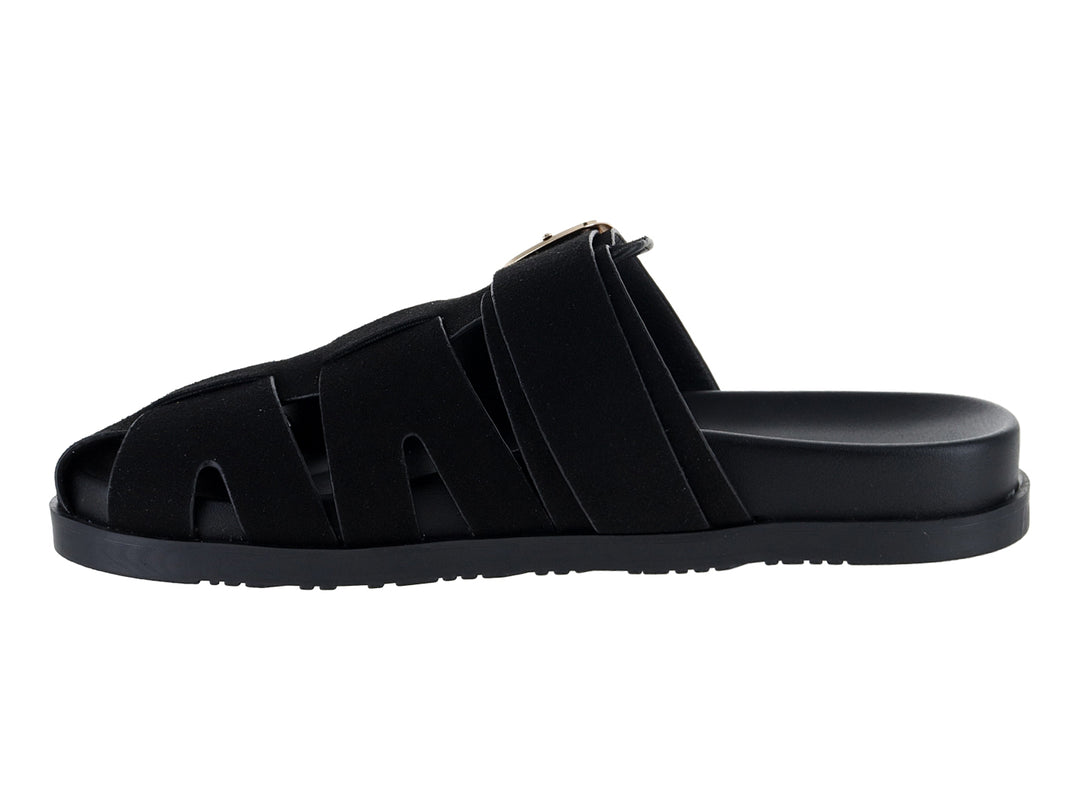 Sandalia plana color negro con hebilla dorada para mujer.