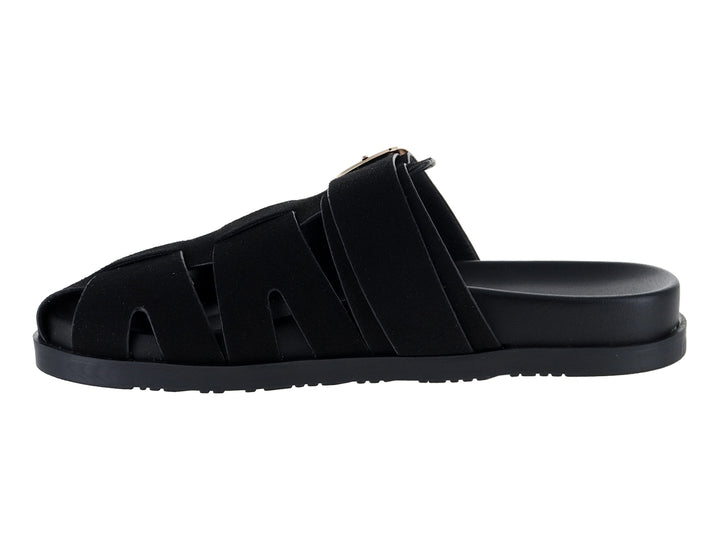 Sandalia plana color negro con hebilla dorada para mujer.