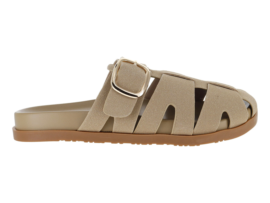Sandalia color beige para mujer con hebilla dorada y suela café.