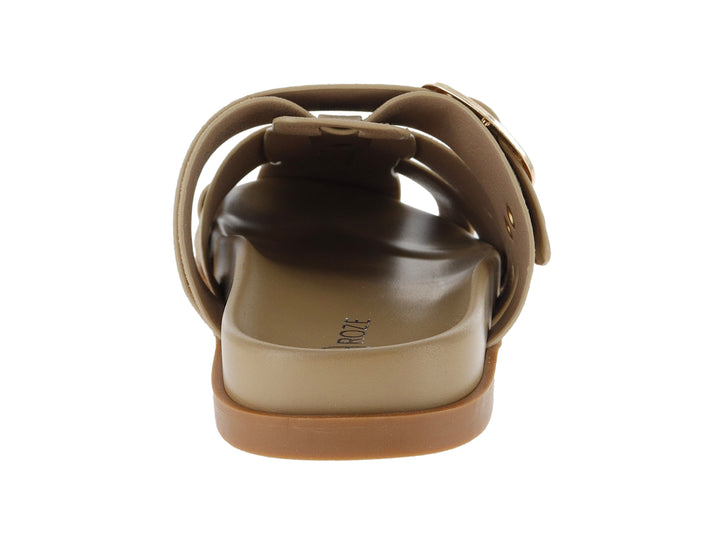 Sandalia color beige para mujer con hebilla dorada y suela café.