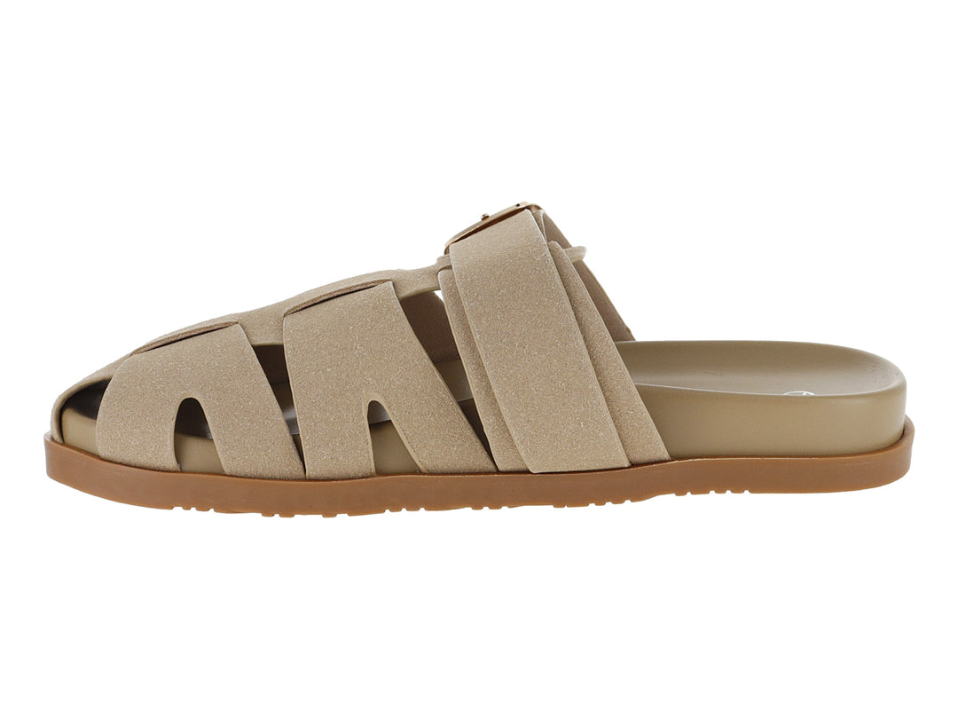 Sandalia color beige para mujer con hebilla dorada y suela café.