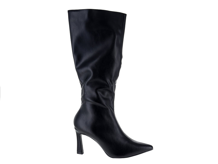 Botas altas de color negro con tacón y punta afilada sobre fondo blanco