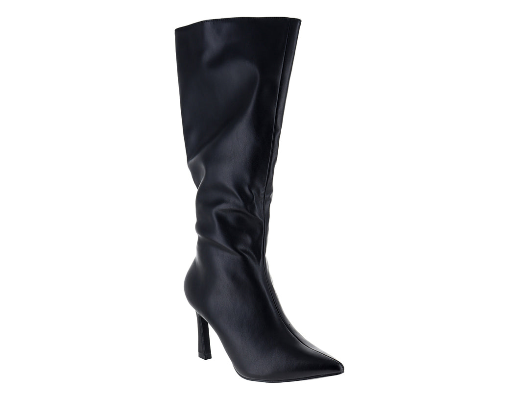 Botas altas de color negro con tacón y punta afilada sobre fondo blanco