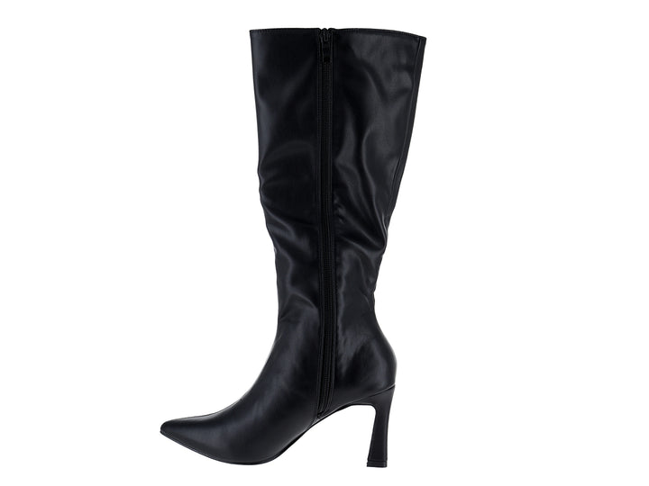 Botas altas de color negro con tacón y punta afilada sobre fondo blanco
