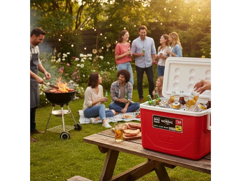 Hielera NYC Nordic de color rojo con tapa blanca y asas laterales, capacidad de 48 cuartos.