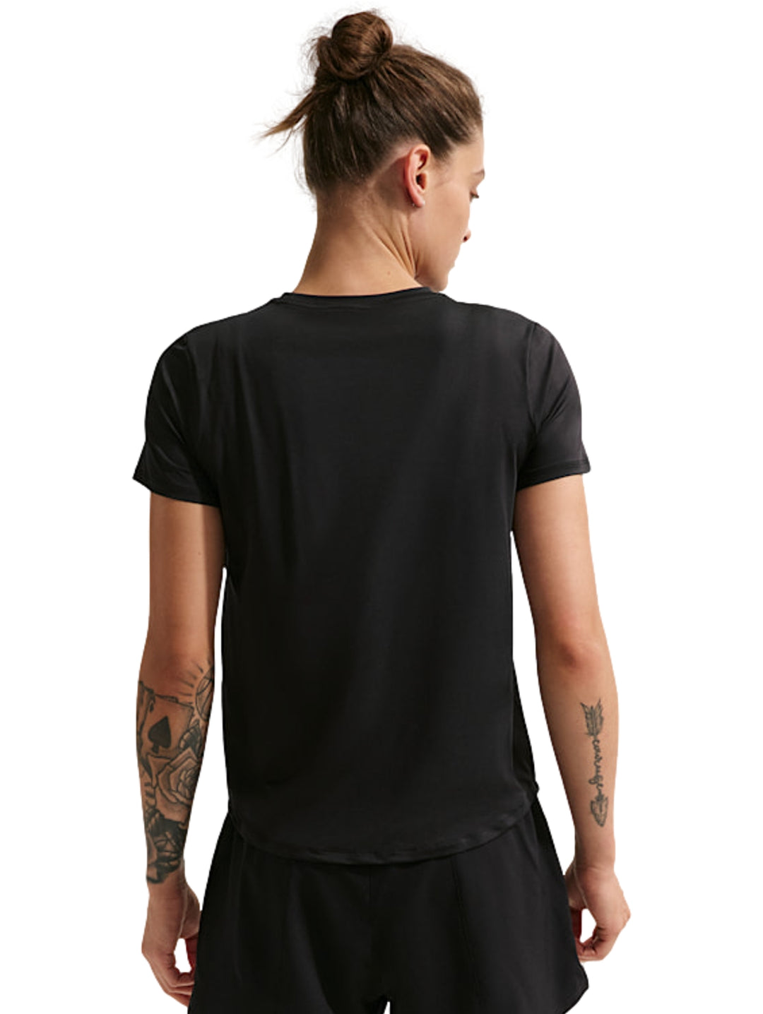 Mujer vistiendo una camiseta deportiva Nike de color negro con manga corta y logo blanco en el pecho.
