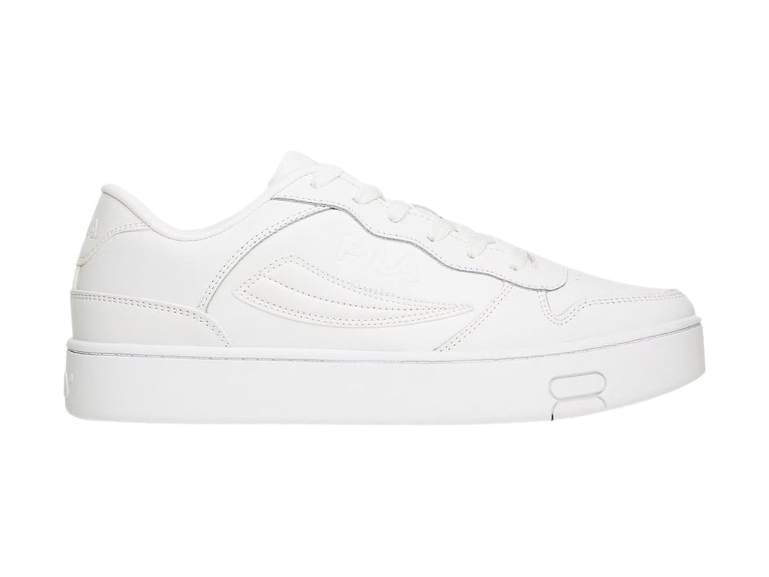 Tenis FILA color blanco total con suela ancha y diseño casual deportivo.
