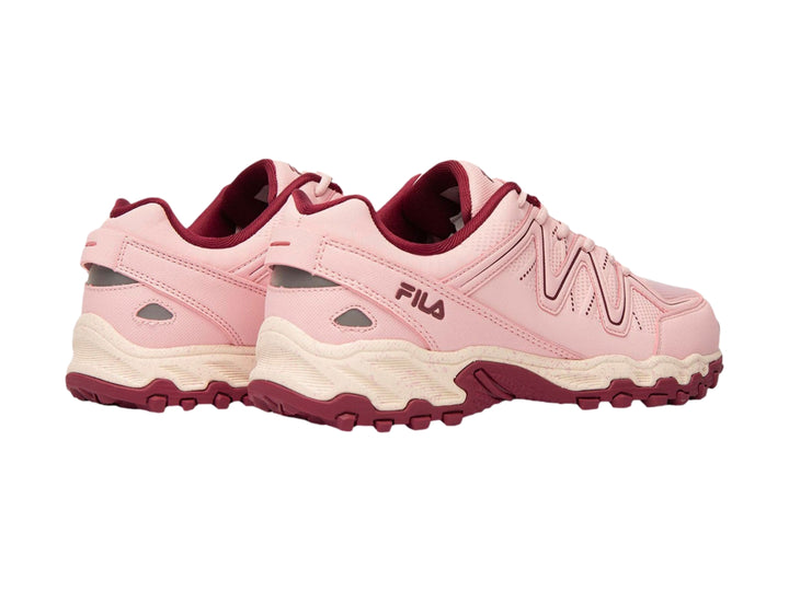 Tenis FILA color rosa con detalles en guinda y blanco, diseño deportivo y robusto.