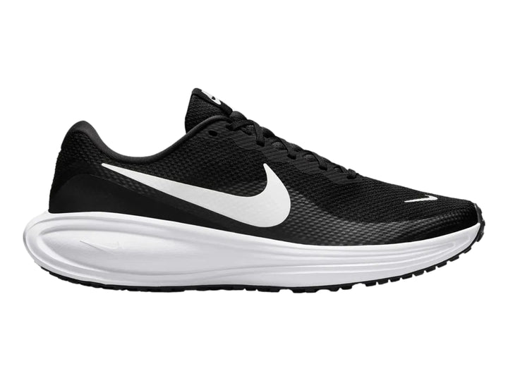 Tenis Nike Revolution 8 en color negro con suela y logotipo Swoosh en color blanco.