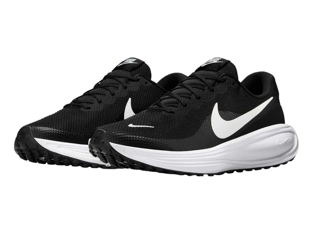 Tenis Nike Revolution 8 en color negro con suela y logotipo Swoosh en color blanco.