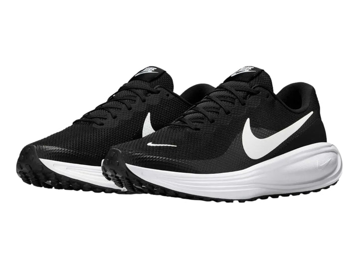 Tenis Nike Revolution 8 en color negro con suela y logotipo Swoosh en color blanco.