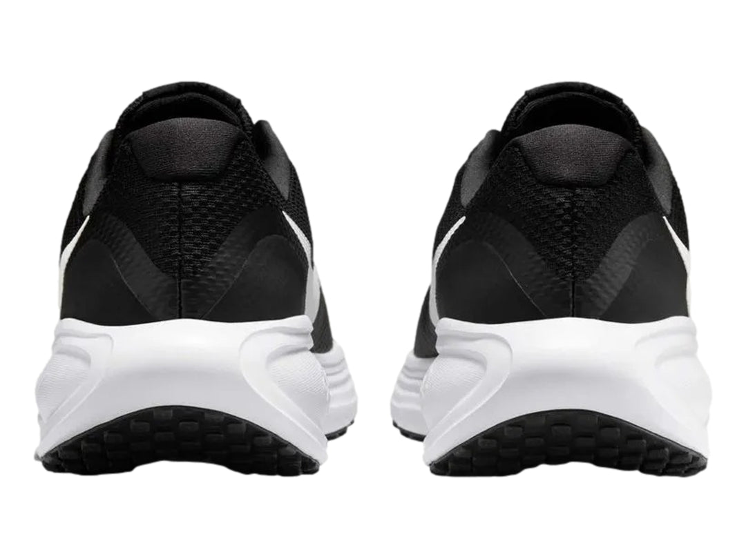 Tenis Nike Revolution 8 en color negro con suela y logotipo Swoosh en color blanco.