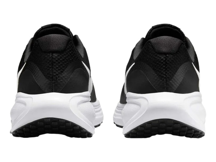 Tenis Nike Revolution 8 en color negro con suela y logotipo Swoosh en color blanco.