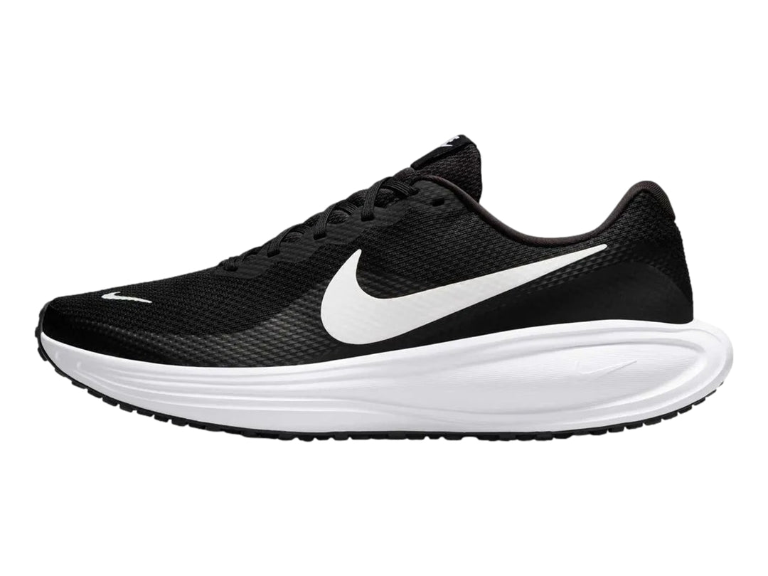 Tenis Nike Revolution 8 en color negro con suela y logotipo Swoosh en color blanco.