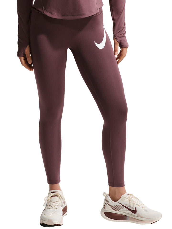 Mallas deportivas Nike color borgoña ajustadas con logo blanco en la cadera.