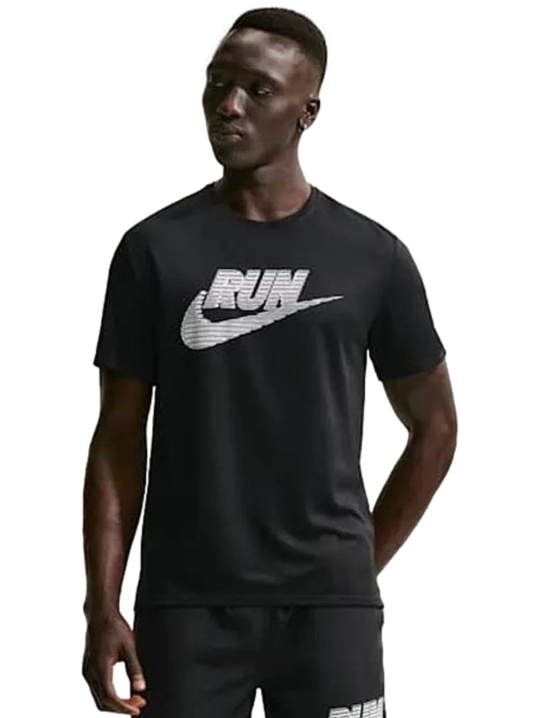 Hombre vistiendo camiseta deportiva Nike de color negro con logotipo blanco 'RUN' en el pecho.