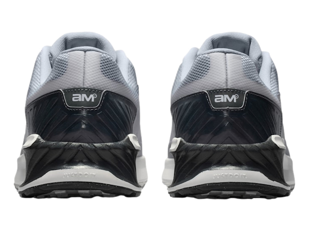 Tenis Nike Air Max color gris con detalles en negro y suela blanca.