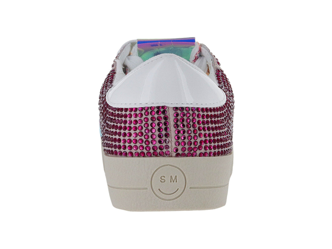 Tenis infantiles Steve Madden con acabado multicolor iridiscente y detalles de pedrería rosa.