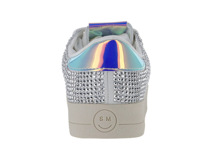 Tenis blancos para niña de Steve Madden con detalles de cristales brillantes y talón iridiscente.