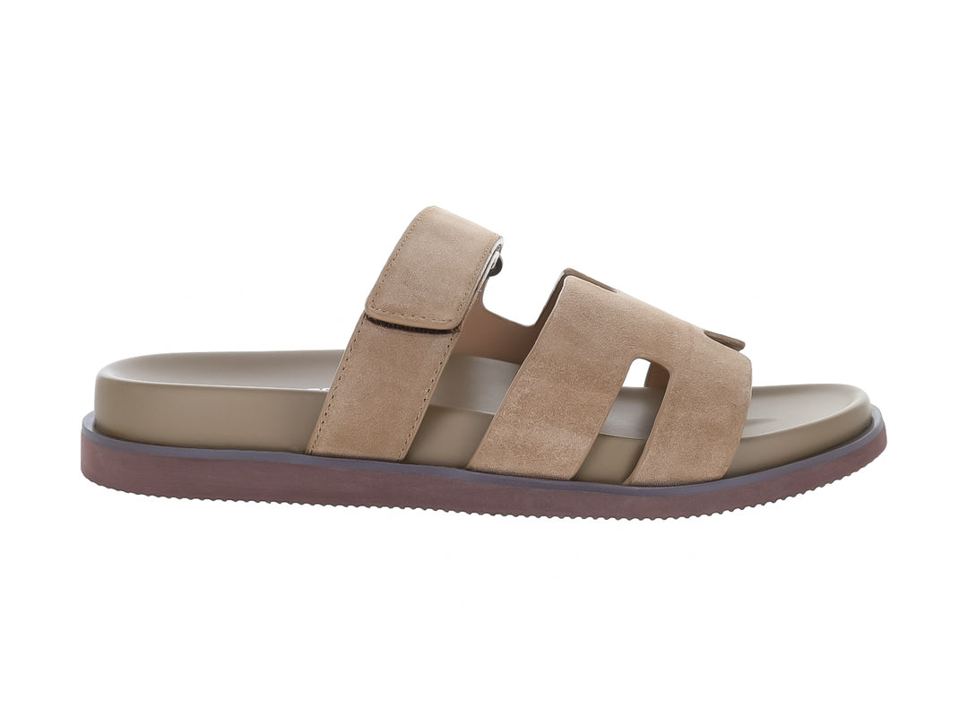 Sandalias Steve Madden Maiven en color taupe con tiras ajustables y suela de plataforma marrón.