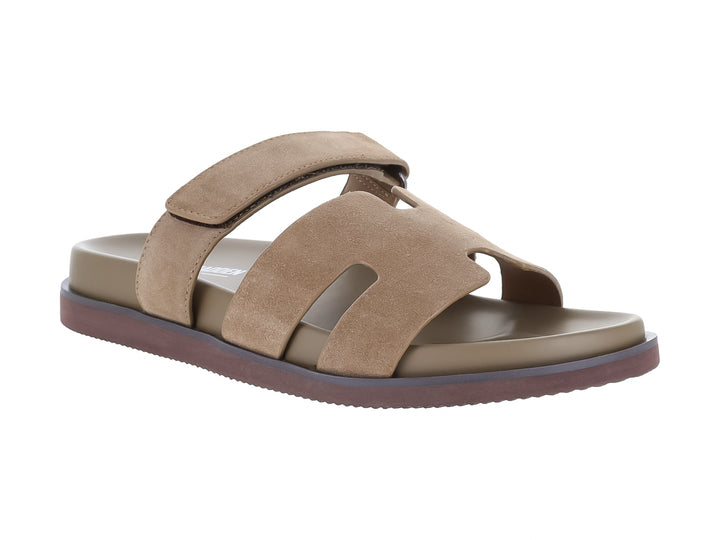Sandalias Steve Madden Maiven en color taupe con tiras ajustables y suela de plataforma marrón.