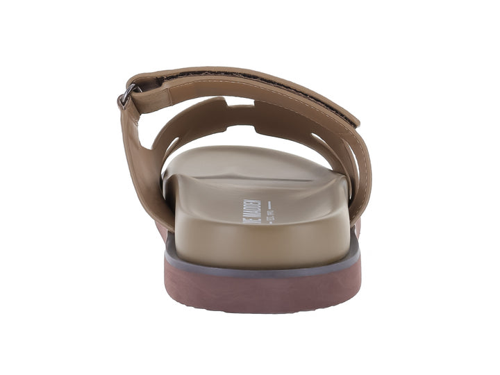 Sandalias Steve Madden Maiven en color taupe con tiras ajustables y suela de plataforma marrón.