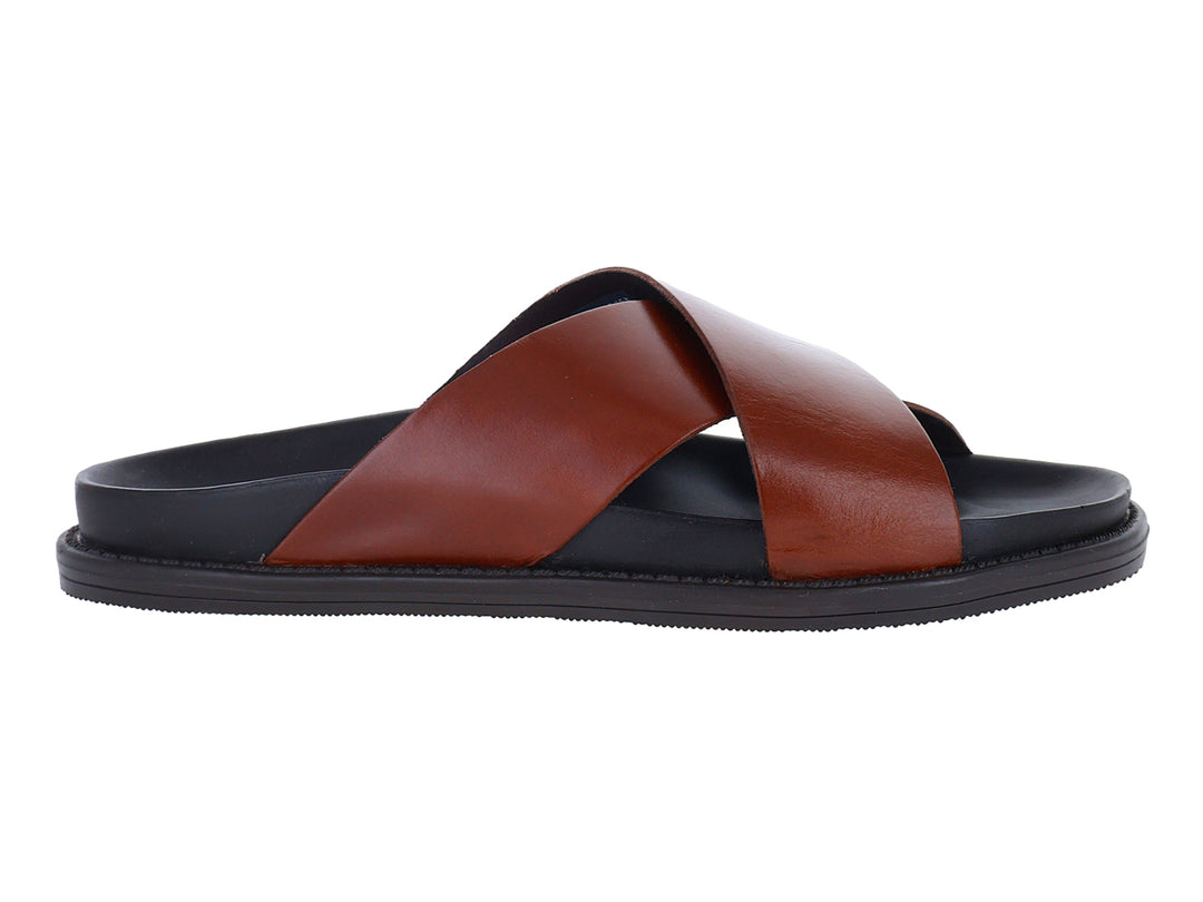 Sandalias Steve Madden color tan con tiras cruzadas y suela negra.
