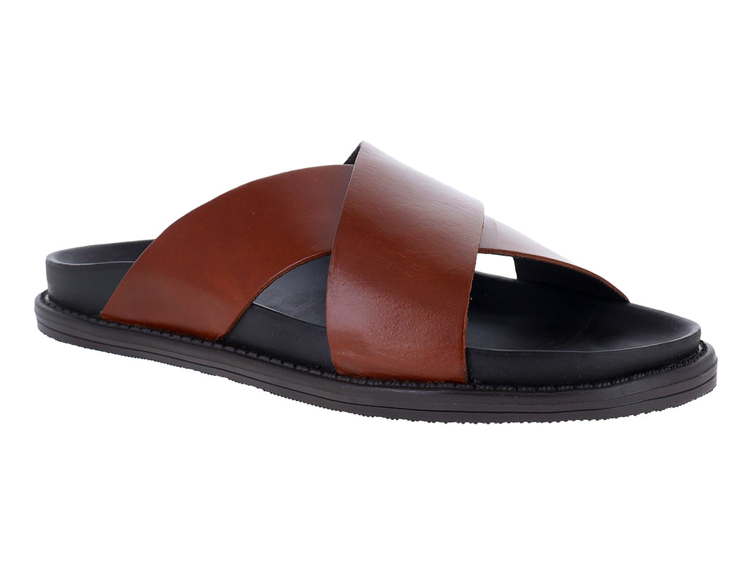 Sandalias Steve Madden color tan con tiras cruzadas y suela negra.